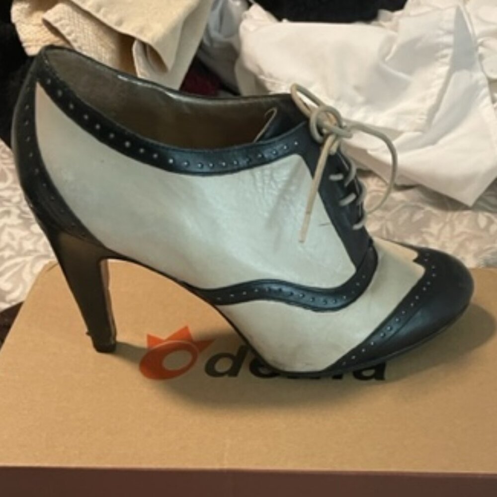Pour La Victoire Spectator Oxford Heels - Sz 8.5